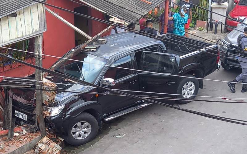 Suspeito em fuga bate carro, derruba entrada de uma casa, atira na polícia e morre em Manaus