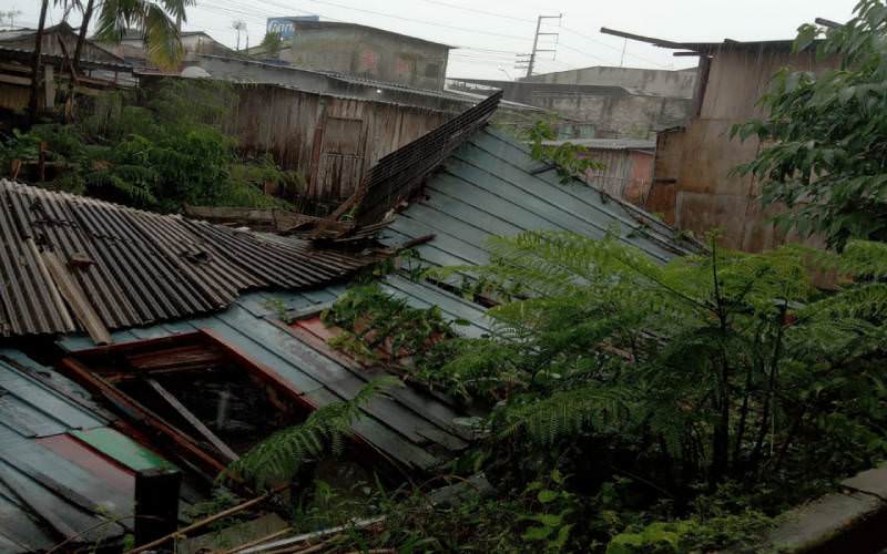 Vídeo: casa desaba na Comunidade da Sharp e bairros registram ocorrências durante chuva