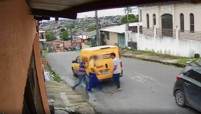 Vídeo: criminosos rendem funcionário dos Correios e roubam encomendas em Manaus