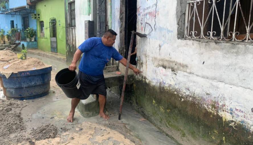 'Daqui a oito meses tão vindo aí, eleição né?', desabafa morador com rua alagada em Manaus