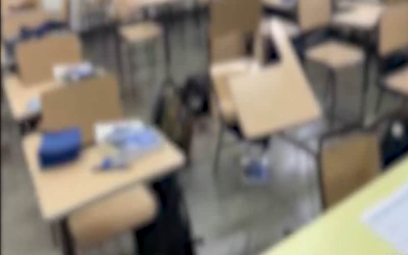 Adolescente de 13 anos esfaqueia colegas de sala dentro da escola