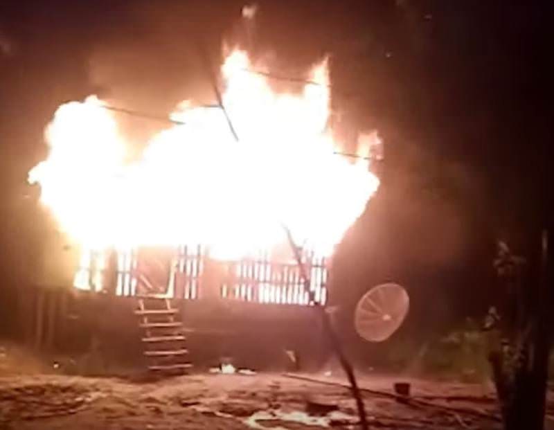 Homem coloca fogo na casa da ex-mulher por não aceitar fim de casamento no AM