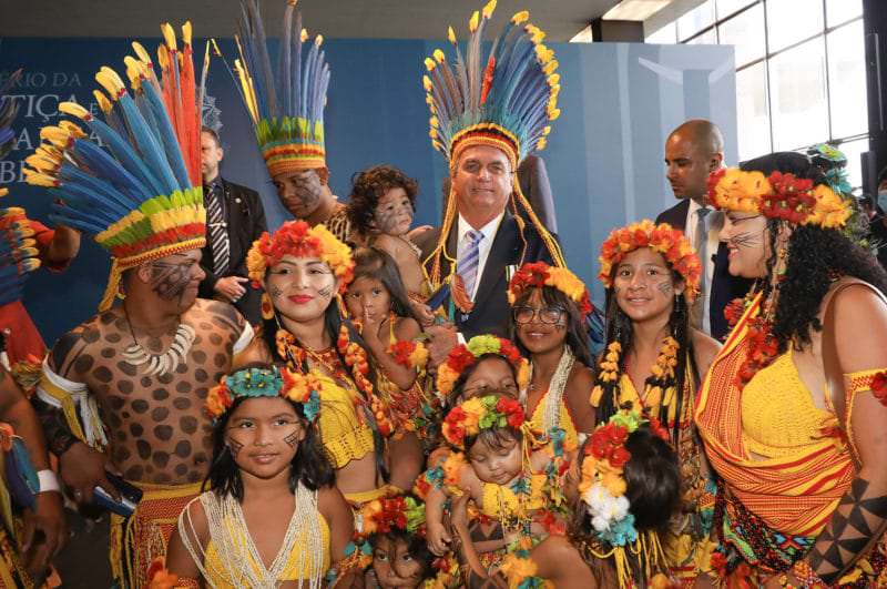 Bolsonaro cita Deus e se caracteriza de índio ao receber medalha indigenista: 'somos irmãos'
