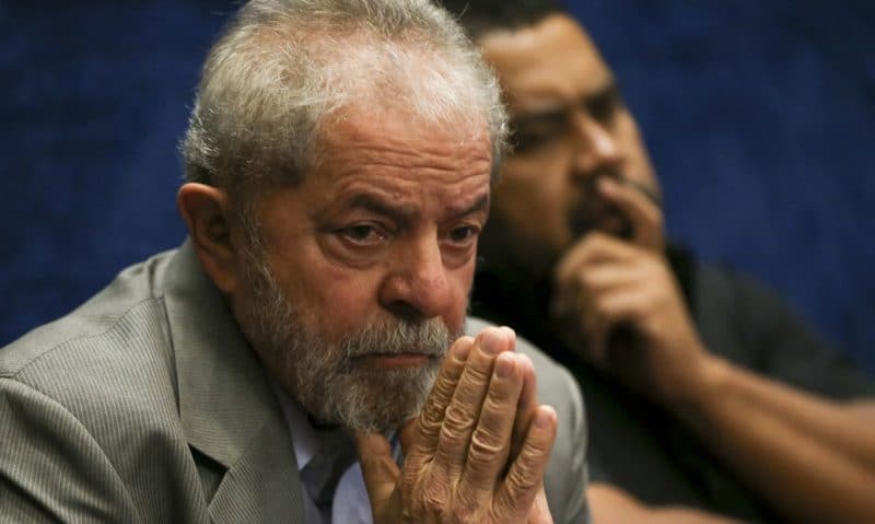 Se fosse presidente, Lula afirma que gasolina não seria dolarizada e resolveria problema com 'uma reunião'