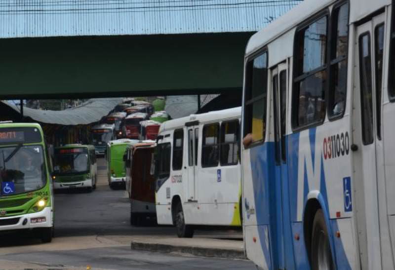 Mulher é baleada em assalto a ônibus a caminho do trabalho em Manaus