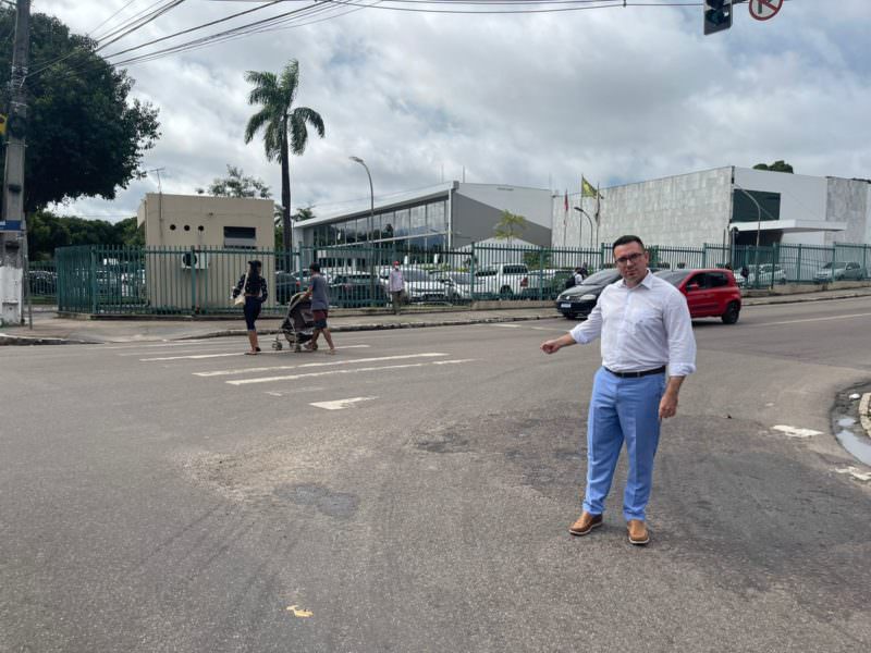 Rodrigo Guedes denuncia faixa de pedestre apagada em frente à Prefeitura de Manaus