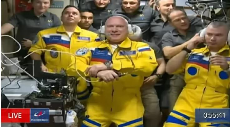 Vídeo: Cosmonautas russos chegam à estação internacional vestidos com cores da Ucrânia