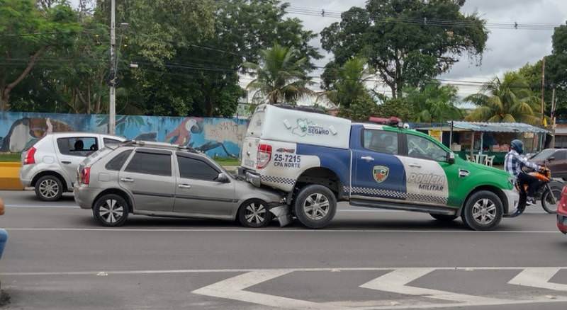 Vídeo: motorista perde controle do carro e para embaixo de viatura da PM em Manaus