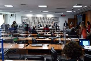 Manobra de obstrução adia votação da reforma tributária na CCJ