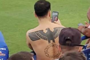 Torcedor com tatuagem nazista é flagrado em estádio em Manaus