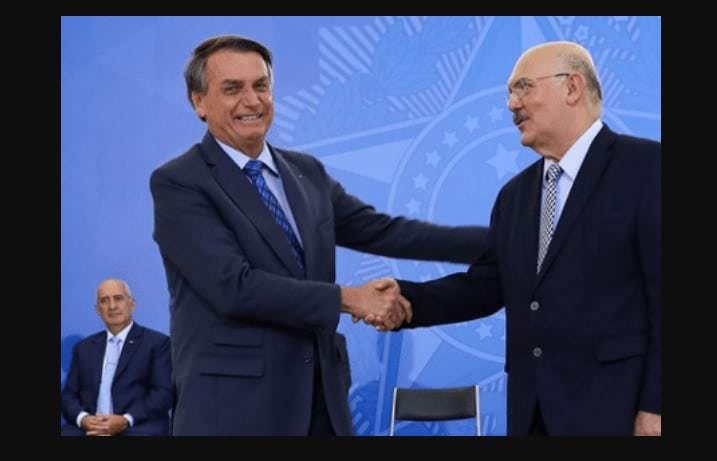 'Ele que responda pelos atos dele', diz Bolsonaro após prisão de ex-ministro