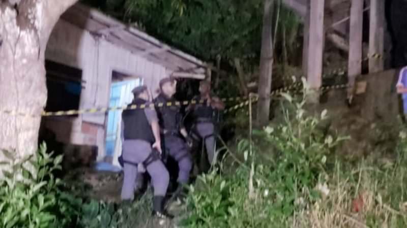 Mulher é morta por encapuzados na presença das filhas em Manaus