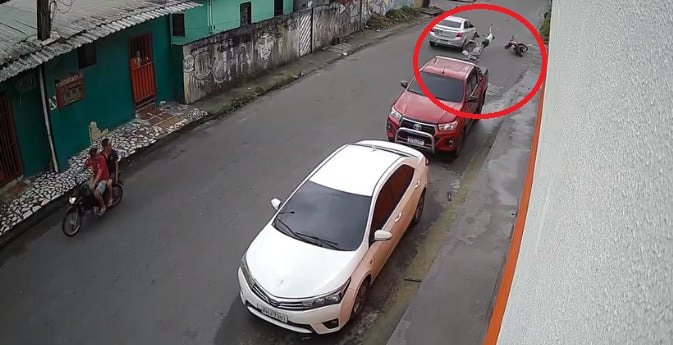 Vídeo: Motoqueiro e criança são arremessados por carro em alta velocidade em Manaus