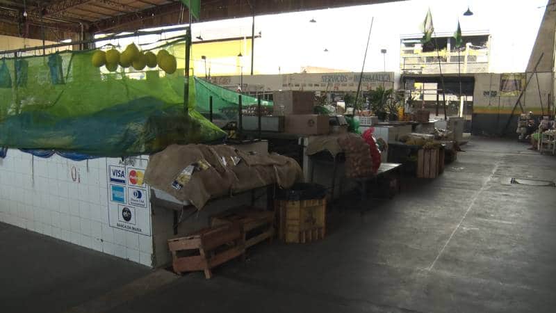 Muita mídia e pouca ação: feirantes alegam  prejuízos, lixo e goteiras nas feiras de Manaus
