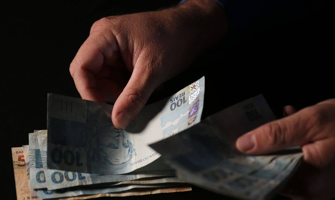 Nascidos de 1968 a 1983 podem sacar valores esquecidos até a meia-noite deste sábado