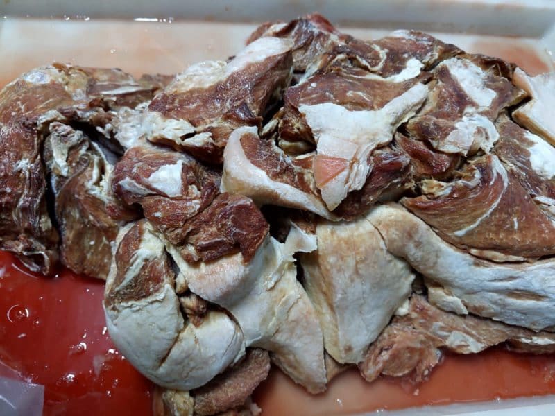 Adaf apreende 1,9 tonelada de carne suína imprópria para consumo humano em Manaus