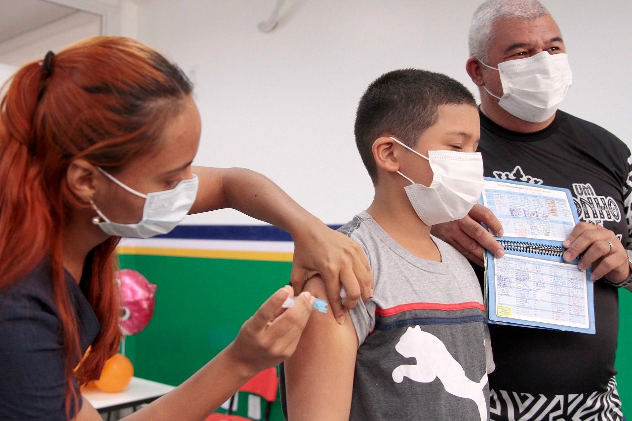 Responsáveis por alunos em Manaus devem entregar declaração de vacina até 2 de maio