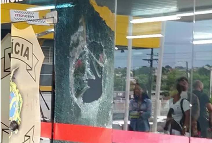 Mulher é presa em flagrante por atirar uma pedra na porta da DEHS em Manaus