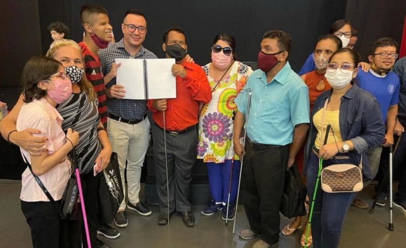 Vereador Rodrigo Guedes apresenta leis municipais em braille e áudio descrição
