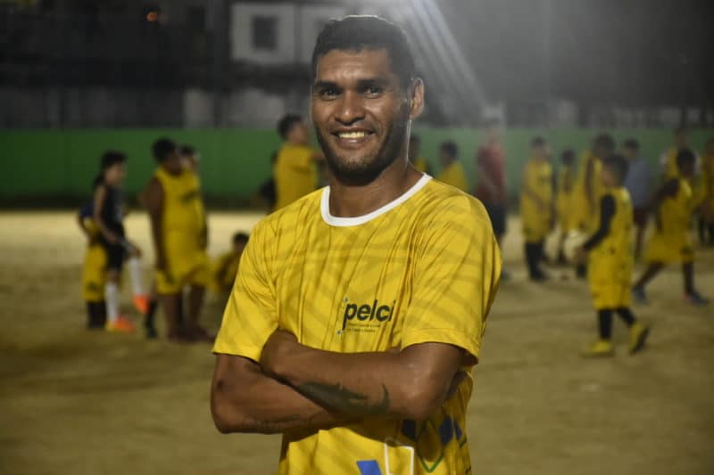 Ex-jogador da Seleção Brasileira dá aula de futebol em Manaus