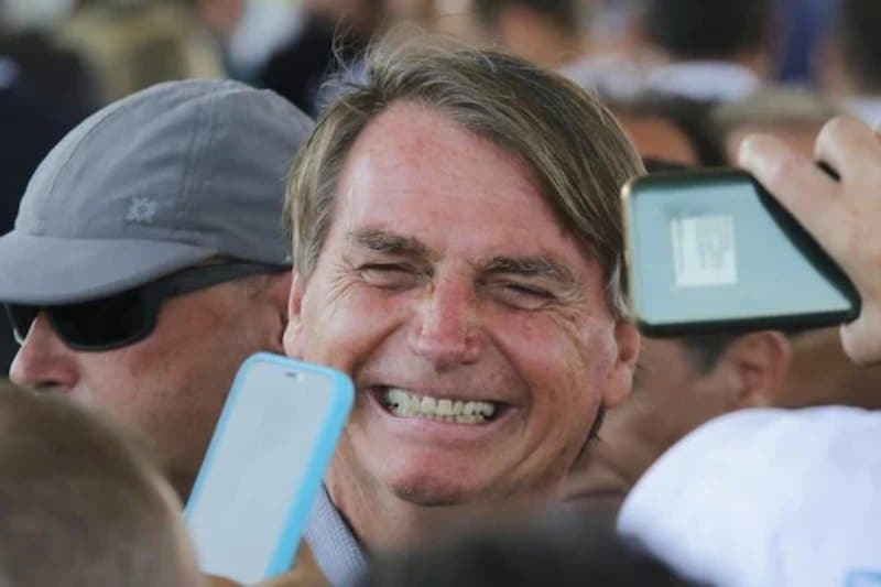 Bolsonaro 'concorda” com Anitta sobre a bandeira do Brasil