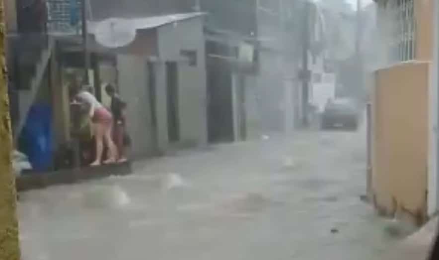 Forte chuva causa desabamento de casa e alagamentos em ruas de Manaus