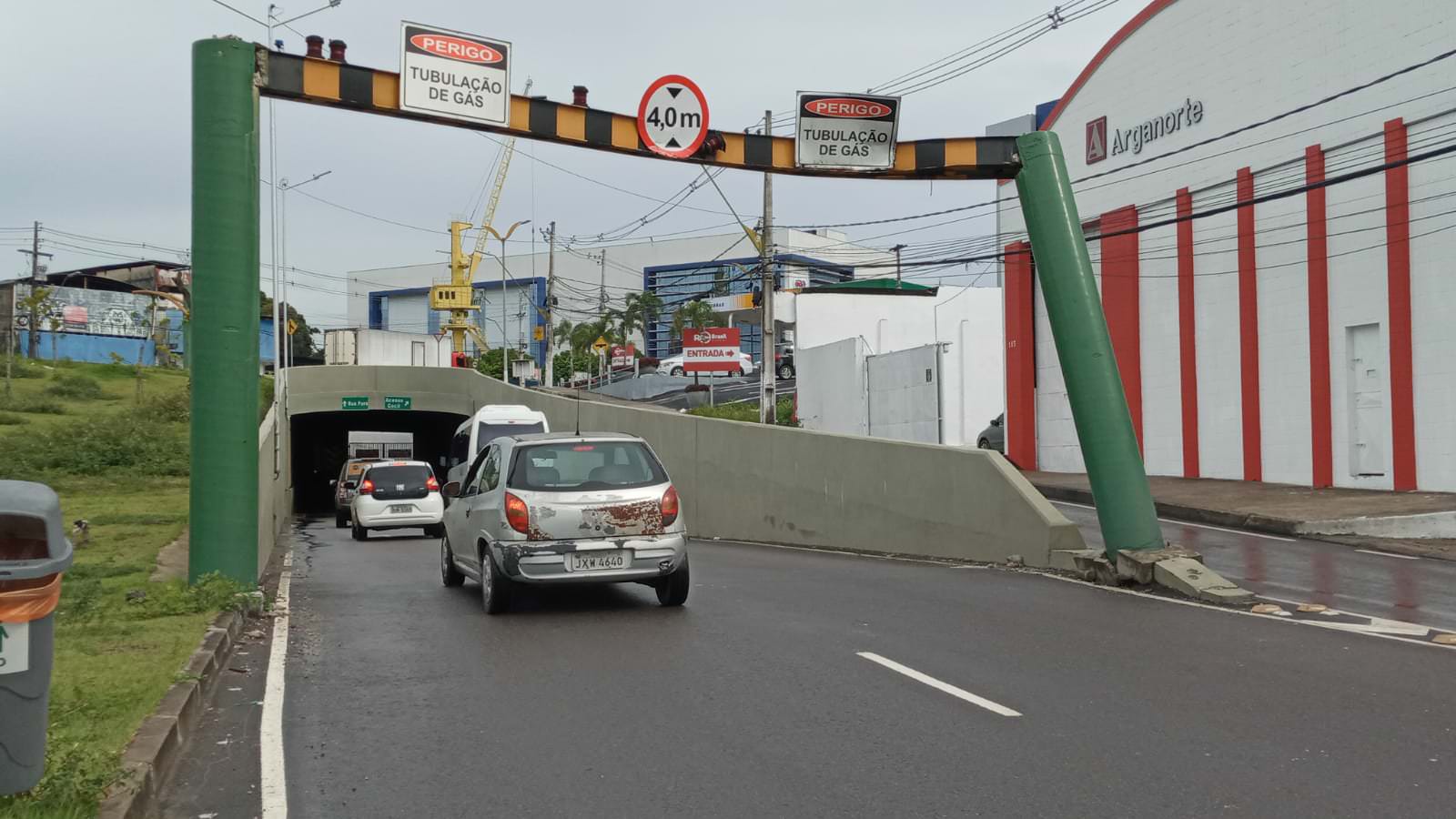 Sem reparo da prefeitura, estrutura danificada apresenta risco aos motoristas em Manaus