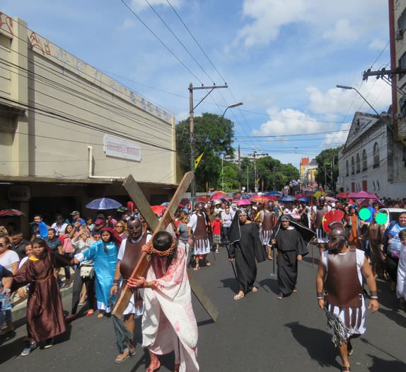 Via-Sacra: após dois anos, fiéis celebram nas ruas a ‘Paixão de Cristo’ em Manaus