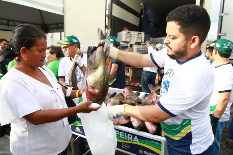 ‘É uma benção’, diz moradora da zona Leste que recebeu peixe durante ação do governo