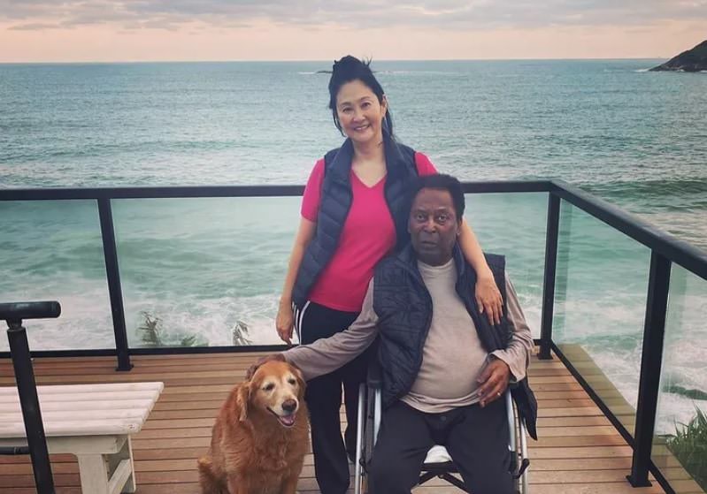 Abatido, Pelé ressurge ao lado da esposa: 'é difícil'