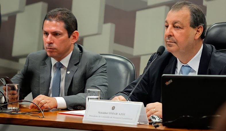 Marcelo Ramos e Omar Aziz criticam Bolsonaro por perdão a Daniel Silveira: ‘desrespeita a Constituição’