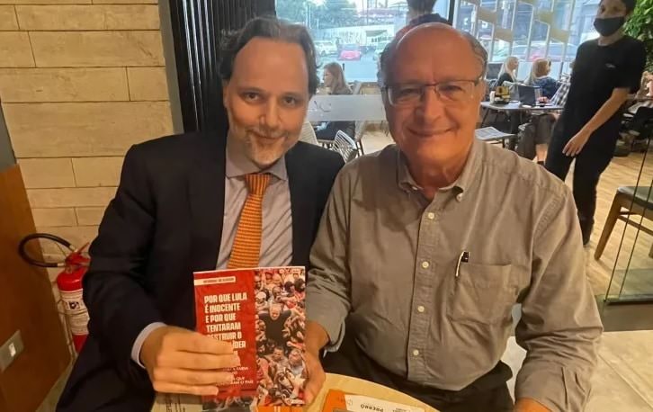Alckmin posa para foto com livro que defende a inocência de Lula