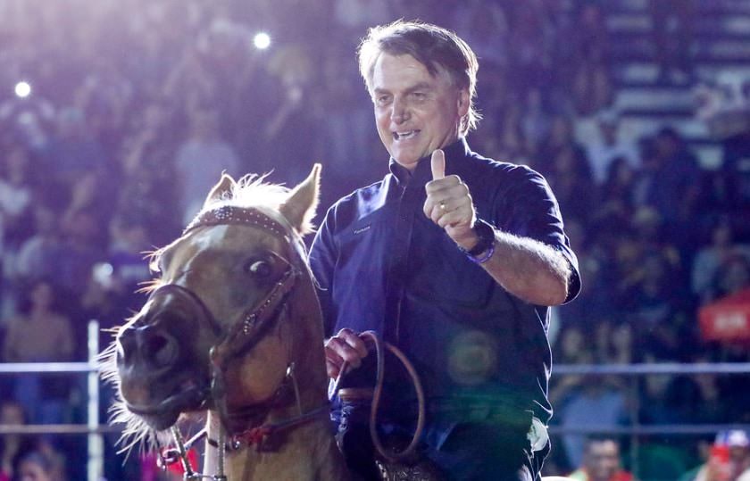 Após cavalgada no Sul, Bolsonaro é recebido aos gritos de 'mito' durante missa em Santuário