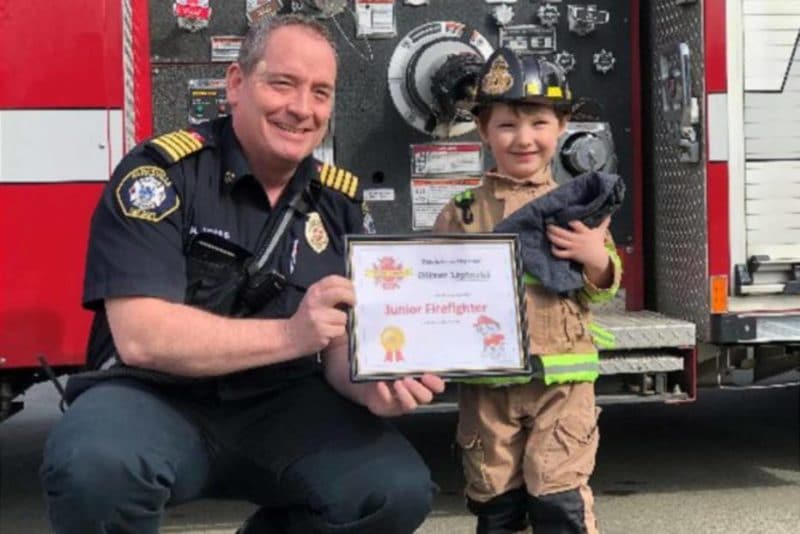 De uniforme e currículo, garoto de 3 anos pede emprego nos bombeiros e é contratado para 2034