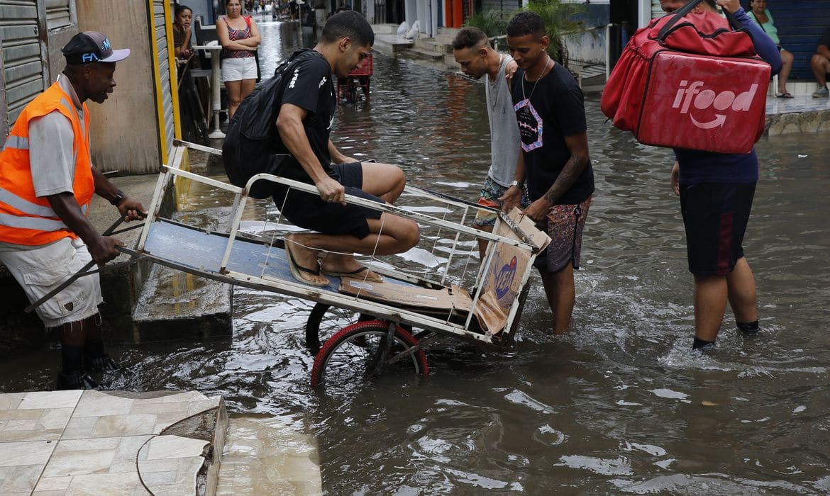Chuvas deixam dezenas de mortos e desaparecidos no Rio de Janeiro