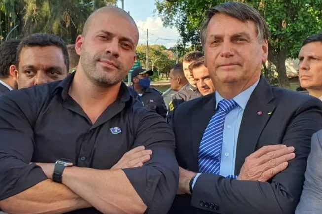 Bolsonaro se diz 'orgulhoso e feliz' por ter concedido perdão a Silveira