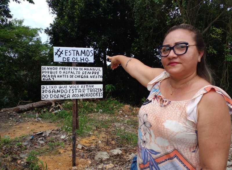Cidadãos usam placas para cobrar asfalto e limpeza em Manaus: ‘sr. prefeito, já não aguentamos’