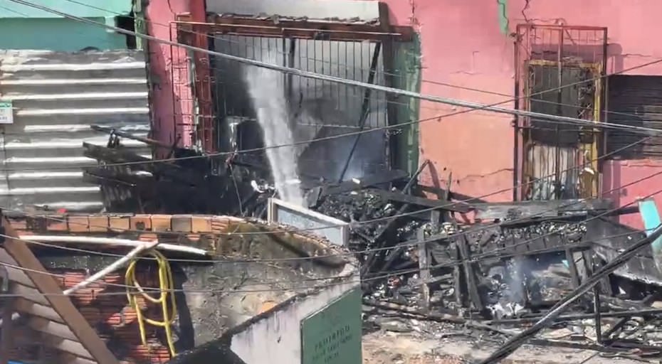 Vídeo: casa de madeira é consumida pelo fogo em Manaus