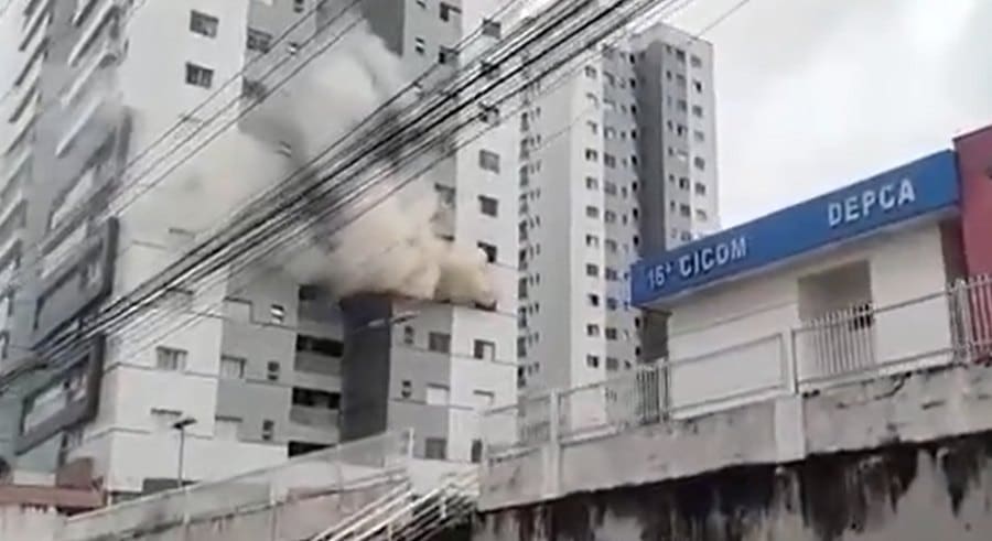 Apartamento no conjunto Morada do Sol, em Manaus, é consumido pelo fogo; veja