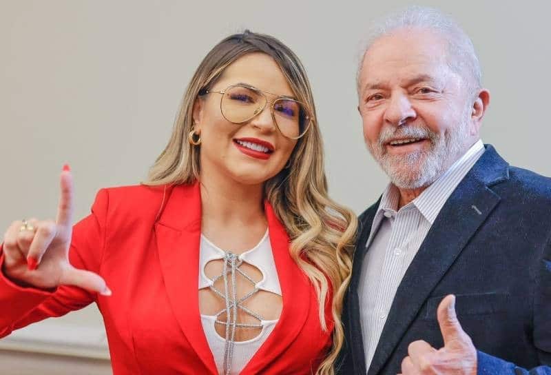 'Esquece, o pai tá estourado!', diz Lula ao lado de  Deolane Bezerra