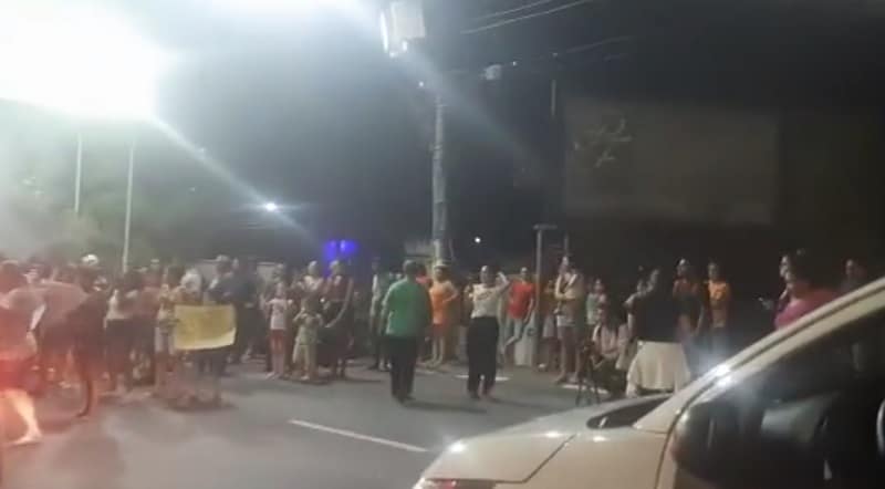 Moradores do Beco Ayrão fazem manifestação no meio da rua para cobrar ações de saneamento da prefeitura
