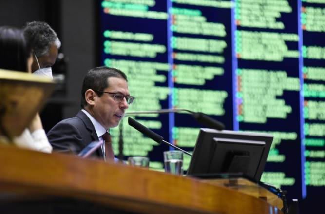 Câmara deve votar esta semana aumento extraordinário do Auxílio Brasil