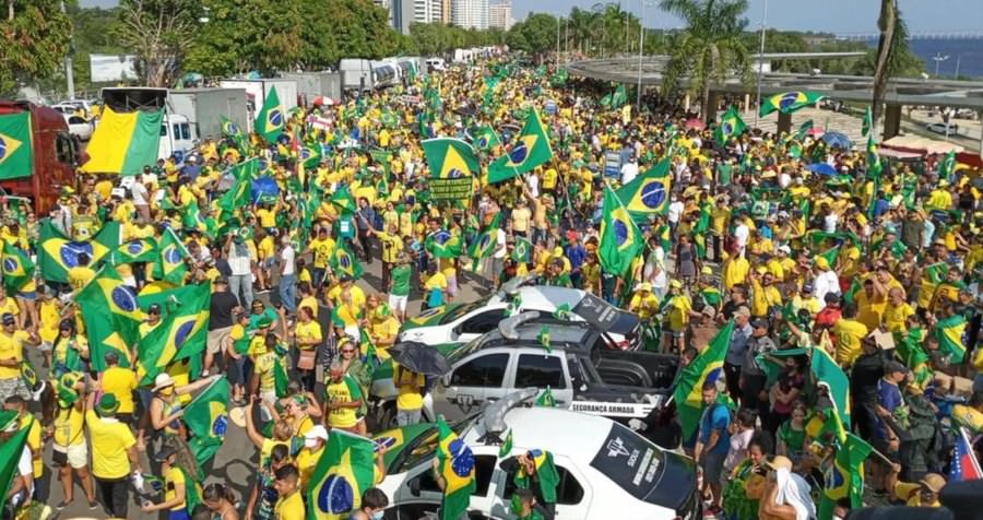 No Dia do Trabalhador, bolsonaristas promovem motociata em favor de Bolsonaro em Manaus