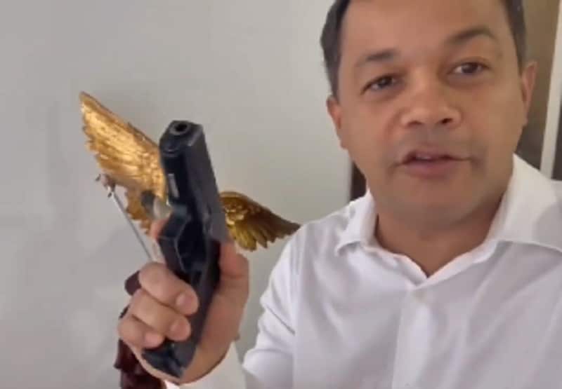 Com arma na mão, deputado Pablo reage à fala de Lula: ‘se quiser visitar minha casa, pode vir’