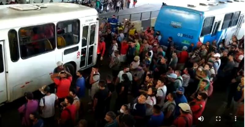 Caos: ônibus quebra no T3, bloqueia passagem e revolta passageiros