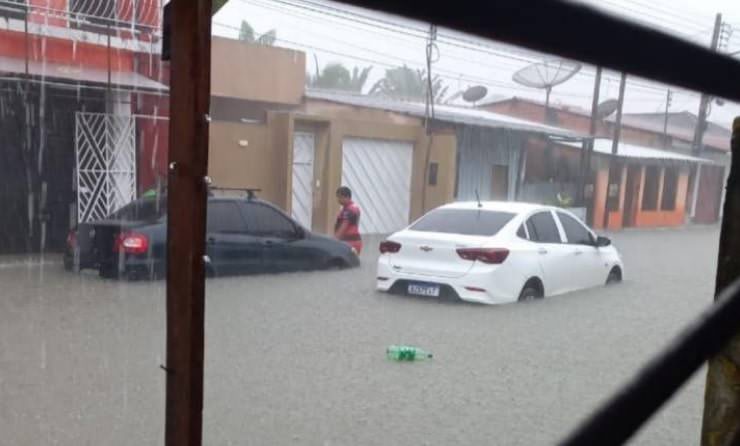 Vídeo: dois dias de chuva deixam ruas alagadas e provocam desabamento em Parintins