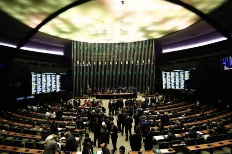 Câmara prepara votação que pode aumentar Auxílio Brasil para R$ 400