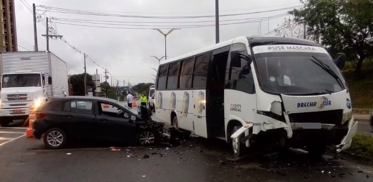 Motorista morre após invadir contramão e colidir com micro-ônibus em Manaus