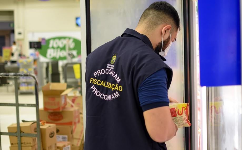 Procon apreende 26 Kg em produtos de limpeza e alimentos vencidos em supermercado de Manaus