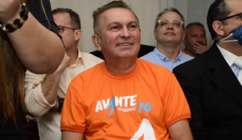 De olhos nas eleições, Sabá Reis desfila pela cidade usando camisa do Avante